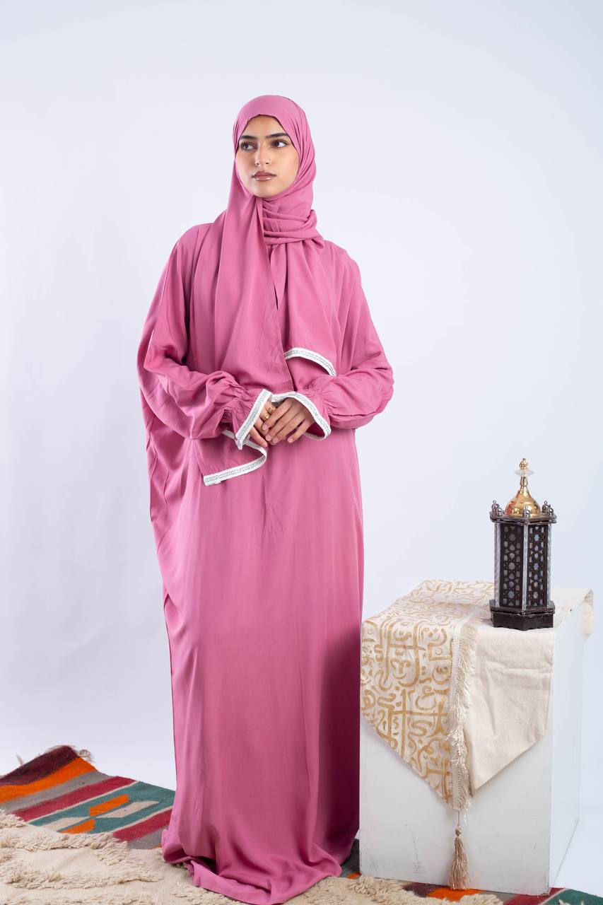 Relaxed Isdal – Plain pink viscose Isdal with lace details, anti-shrink, fits up to 95 kg