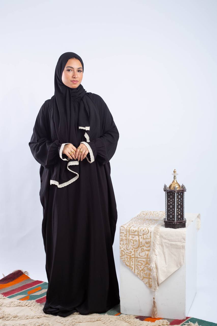 Relaxed Isdal – Plain black viscose Isdal with lace details, anti-shrink, fits up to 95 kg