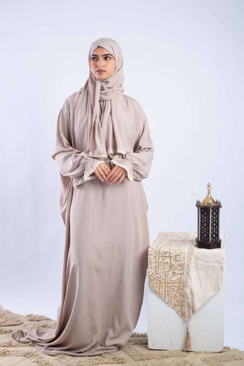 Relaxed Isdal – Plain beigee viscose Isdal with lace details, anti-shrink, fits up to 95 kg
